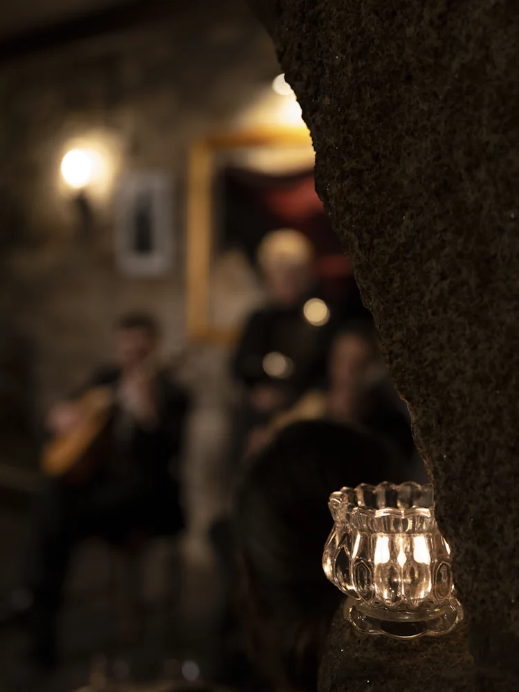 Ambiente intimista num espetáculo de fado no Porto
