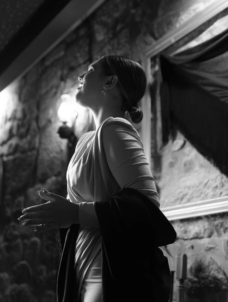 Fadista a cantar num espetáculo de fado no Porto