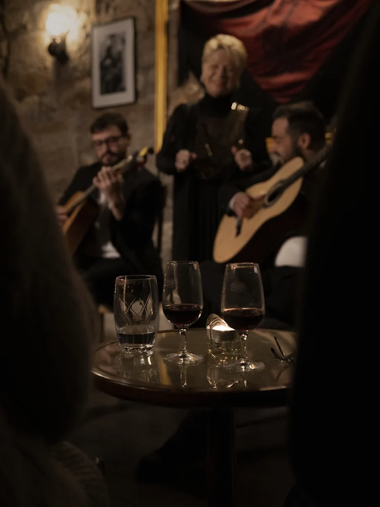 Copos de vinho do Porto durante um concerto de fado
