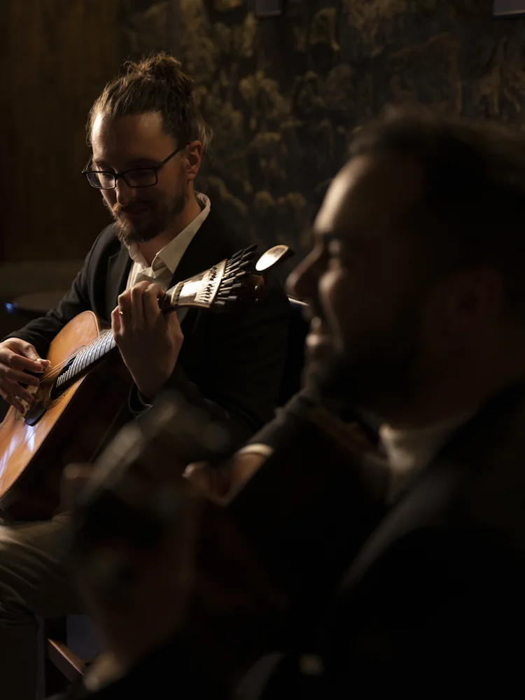 Guitarrista de guitarra portuguesa num concerto de fado no Porto