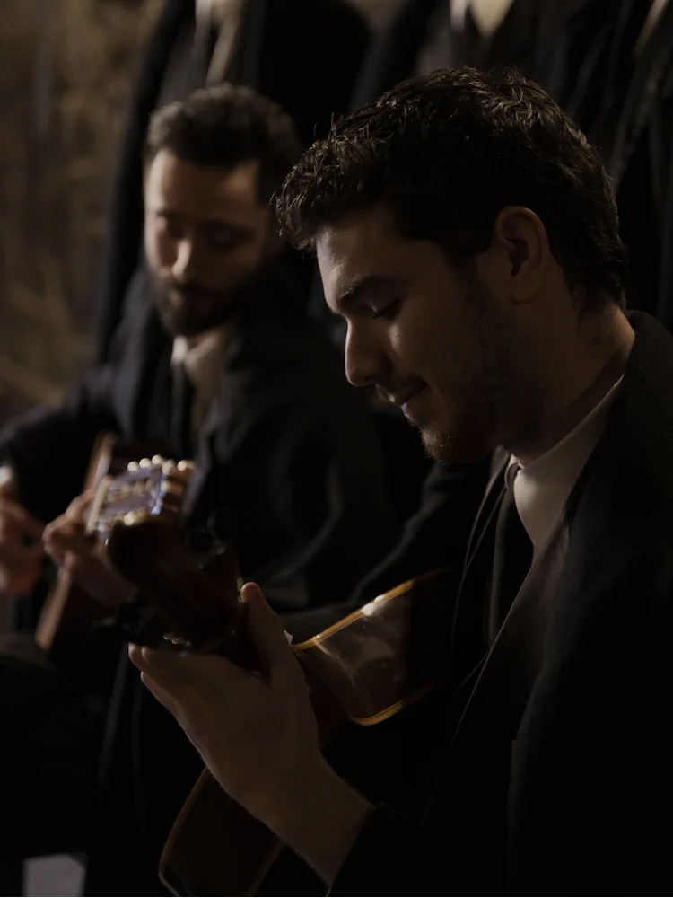 Guitarrista português num espetáculo de fado no Porto