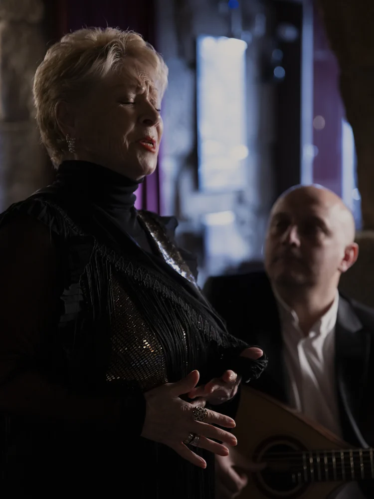 Fadista e guitarrista num espetáculo de fado no Porto